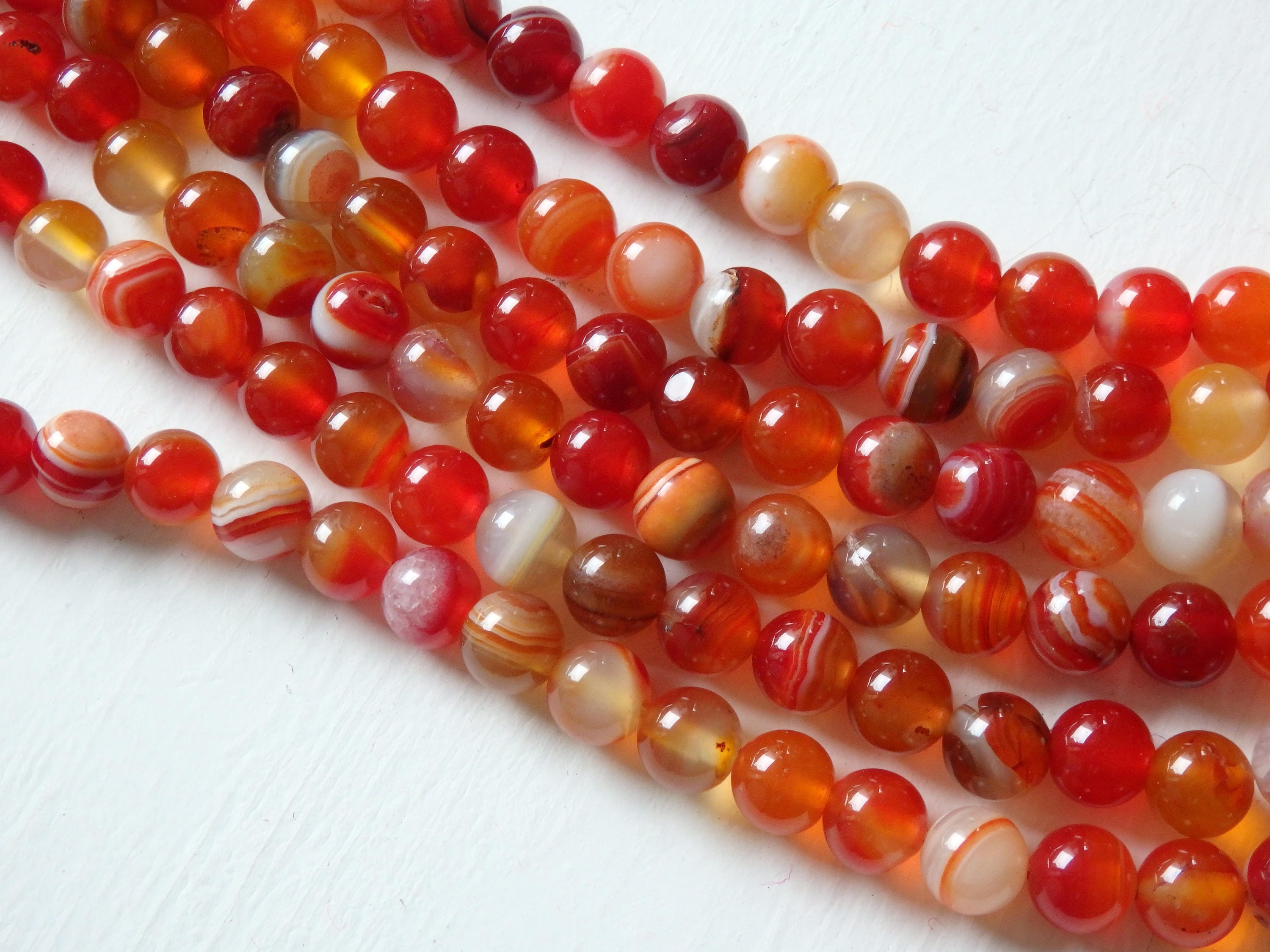 縞模様の赤瑪瑙ビーズ：天然宝石ビーズ、（8 mm）、15インチストランド