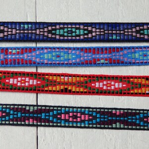 Peut inclure: Quatre rubans à motifs différents avec des motifs géométriques en bleu, rouge, noir et blanc.