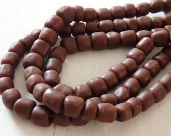 Handgjorda glaspärlor från Java, Indonesien: Mattbruna, 24" sträng, 7-10 mm
