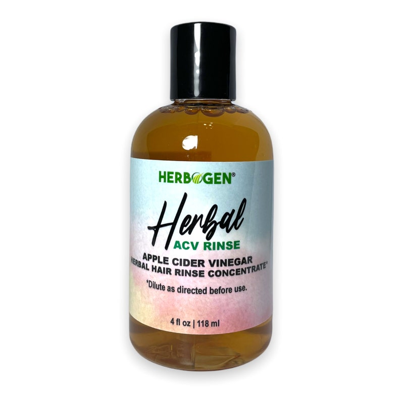 Pu&ograve; includere: Una bottiglia di vetro ambrato trasparente con un tappo nero, etichettata "Herbal ACV Rinse Apple Cider Vinegar Herbal Hair Rinse Concentrate" con il nome del marchio "HERB GEN" in verde. La bottiglia contiene 4 once liquide o 118 millilitri di liquido.