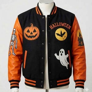 Puede incluir: Una chaqueta universitaria negra y naranja con cierre de botones a presión, puños y cuello de canalé a rayas. El pecho muestra una calabaza y un fantasma, mientras que las mangas presentan un esqueleto y una casa encantada con la palabra HALLOWEEN.