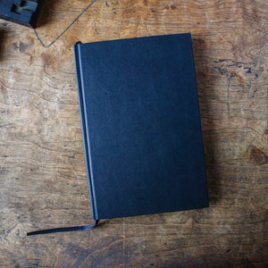 Quaderno da disegno riciclato Tartuensis Artisan "All Black", libro degli ospiti da vecchie copertine di libri