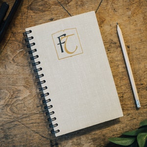 Spiraalvormig notitieboekje Tartuensis College "Lettering" van oude boekomslagen