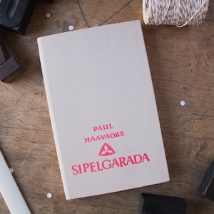Diario de viaje forrado TYPA Classic "Basic Red" de portadas de libros reciclados de 1970