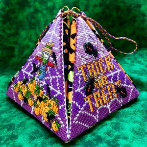 Trick or Treat Pyramajig Cross Stitch PDF-patroon door Elli Jenks