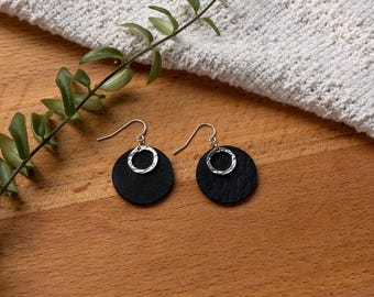 Oorbellen met ringen van gehamerd sterling zilver en leer | Natuurlijk gelooid leer
