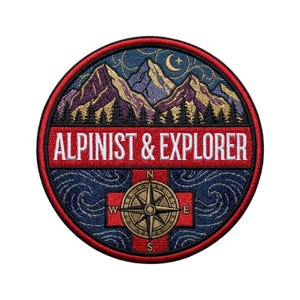 Pode incluir: Um emblema bordado circular com uma cordilheira sob uma lua crescente e um céu estrelado. Uma faixa horizontal vermelha exibe o texto branco ALPINIST & EXPLORER. Abaixo, uma rosa dos ventos dourada sobre um fundo azul com padrões de ondas.