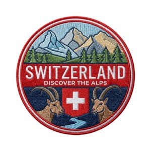 Pode incluir: Um emblema bordado circular com uma paisagem montanhosa com pinheiros verdes, o texto SWITZERLAND DISCOVER THE ALPS, um escudo vermelho com uma cruz branca e duas cabeças de íbex castanhas frente a frente sobre um rio azul sinuoso.
