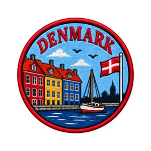 Può includere: Una toppa ricamata circolare con la parola DENMARK in lettere rosse in alto. Il design mostra edifici colorati rossi, gialli e blu lungo l'acqua, una barca a vela e un'asta con la bandiera danese su un cielo azzurro.