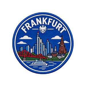 Puede incluir: Un parche bordado circular con fondo azul y la palabra FRANKFURT en letras blancas en la parte superior. El diseño muestra el horizonte de una ciudad con rascacielos, un puente rojo, un barco en el agua y un emblema de águila blanca.
