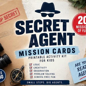 Op de afbeelding: Een printbare Secret Agent Mission Cards activiteitenkit met een donkerblauw fedora- en zonnebrilicoon, tekst met "Secret Agent Mission Cards", "20 Missions of Fun", "Ages 7-10" en "Are You Ready Agent?" met aangevinkte vaardigheidslijsten.