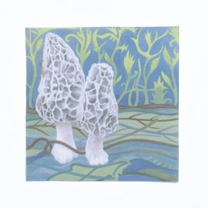 Puede incluir: Dos setas morel blancas con una textura gris en forma de panal, pintadas sobre un fondo azul con motivos florales verdes y amarillos.