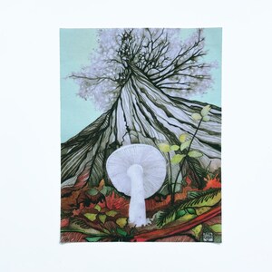 Pode incluir: Um cogumelo branco com um caule castanho que cresce do solo. O cogumelo está na frente de uma grande árvore com um tronco grosso e galhos. A árvore é desenhada a tinta preta e o cogumelo é pintado a aguarela branca.