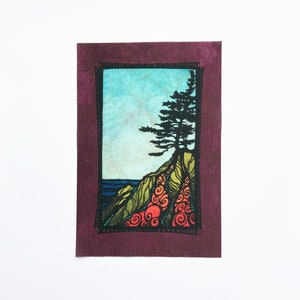 Peut inclure: Une illustration encadrée d'un paysage stylisé avec un arbre vert foncé sur une falaise surplombant une étendue d'eau bleue. La falaise est décorée de volutes orange et rouges.