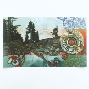 Może przedstawiać: Artystyczny nadruk przedstawiający krajobraz z sylwetkami drzew i stylizowanym, wirującym wzorem. Grafika zawiera odcienie zieleni, błękitu i pomarańczy, z centralnym okrągłym elementem i motywem ważki.