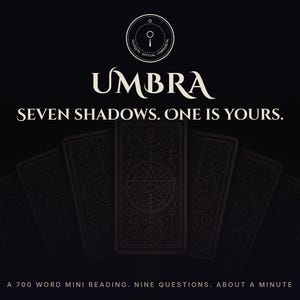 Könnte beinhalten: Ein Set aus fünf dunklen, rechteckigen Karten in Fächerform mit komplexen geometrischen Linienmustern. Der Text UMBRA, SEVEN SHADOWS. ONE IS YOURS. und A 700 WORD MINI READING. NINE QUESTIONS. ABOUT A MINUTE ist in Weiß auf schwarzem Grund gedruckt.