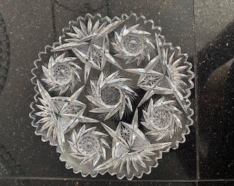 Excepcional bol/bandeja poco profunda de cristal tallado estilo ABP con diseño de molinillo y estrellas de 8 pulgadas.