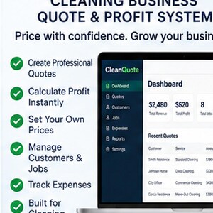 Può includere: Una grafica di marketing digitale per CleanQuote, un sistema di preventivi e profitti per imprese di pulizia. Un computer portatile mostra una dashboard con dati sui ricavi e sei segni di spunta verdi elencano le funzioni del sistema.