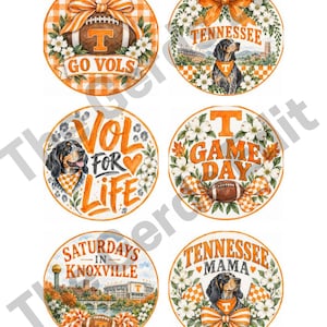 Puede incluir: Seis diseños gráficos circulares con esquemas de color naranja y blanco, balones de fútbol, ilustraciones de perros y texto que incluye GO VOLS, VOL FOR LIFE, GAME DAY, SATURDAYS IN KNOXVILLE y TENNESSEE MAMA, decorados con coronas florales.