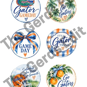 Puede incluir: Seis diseños circulares con temas de la Universidad de Florida. Los gráficos incluyen una mascota de caimán, una torre de reloj con palmeras, un lazo a rayas azul y naranja, un patrón de cuadros azules, un casco de fútbol americano y naranjas.