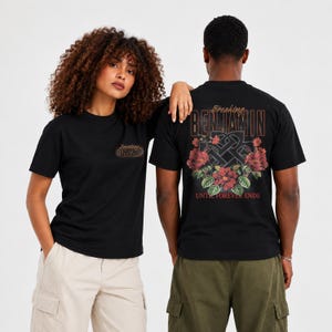 Może przedstawiać: Czarny t-shirt z krótkim rękawem z małym logo Breaking Benjamin na piersi. Z tyłu znajduje się duża grafika z napisem Breaking Benjamin oraz Until Forever Ends, otaczająca symbol węzła i czerwone akcenty kwiatowe.