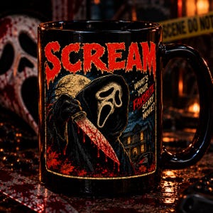 Peut inclure: Un mug en céramique noire orné d'une illustration du personnage Ghostface de la franchise Scream. Le motif comprend le texte "SCREAM" en rouge, un couteau taché de sang, une maison et la phrase "WHAT'S YOUR FAVORITE SCARY MOVIE?"