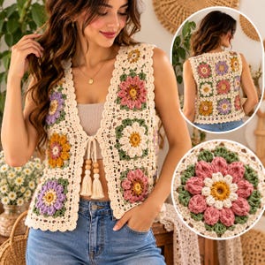 Puede incluir: Un chaleco de ganchillo sin mangas hecho de cuadrados de hilo color crema con motivos florales multicolores en tonos rosa, amarillo, morado y verde. El chaleco tiene un cierre de lazo frontal con dos borlas color crema y cuentas de madera.