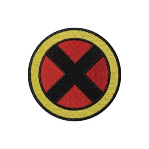 Puede incluir: Un parche bordado circular que presenta una forma de X negra centrada sobre un fondo rojo, encerrado por un borde amarillo grueso y un borde exterior negro fino. El diseño está cosido con una textura de hilo visible en todo el emblema.