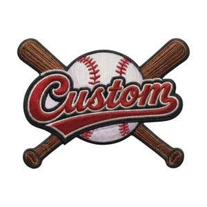 Peut inclure: Un écusson brodé représentant une balle de baseball blanche avec des coutures rouges, placée devant deux battes de baseball en bois marron croisées. Le mot Custom est brodé en lettres cursives rouges avec un contour noir sur la balle.