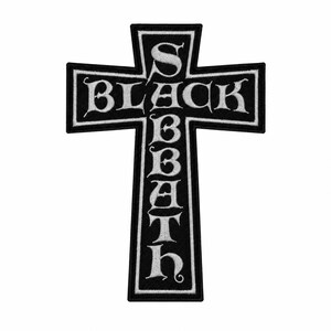 Peut inclure: Un écusson brodé noir et blanc en forme de croix. Le mot BLACK est écrit horizontalement sur la barre transversale, et le mot SABBATH est écrit verticalement le long du centre de la croix dans une police blanche stylisée avec des bordures noires.