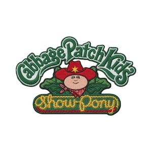 Könnte beinhalten: Ein gestickter Aufnäher mit dem Schriftzug Cabbage Patch Kids in grünen Buchstaben über einer Figur, die einen roten Cowboyhut mit einem gelben Stern trägt. Unter der Figur befindet sich ein grünes Banner mit dem gelben Text Show Pony.