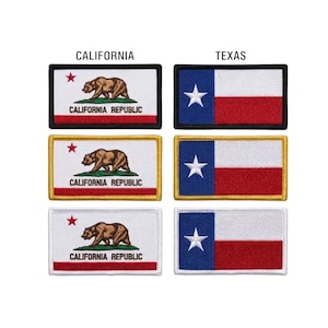 Pode incluir: Seis emblemas retangulares bordados dispostos em duas colunas. A coluna da esquerda apresenta a bandeira da Califórnia com um urso e uma estrela vermelha, enquanto a da direita mostra a bandeira do Texas com uma faixa azul e estrela.