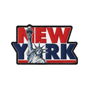 Może przedstawiać: Haftowana naszywka z napisem NEW YORK pogrubionymi literami blokowymi. Słowo NEW jest czerwone, a YORK ciemnoniebieskie. Szczegółowa ilustracja Statuy Wolności w kolorze jasnoniebieskim i białym zastępuje literę E.