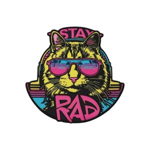 Puede incluir: Un parche bordado que muestra un gato amarillo con gafas de sol rosas y azules con reflejos de palmeras. El gato lleva auriculares grandes, con el texto STAY RAD en letras rosas llamativas. El diseño utiliza una paleta de colores neón.