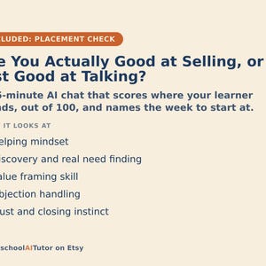 Pu&ograve; includere: Un grafico informativo beige con testo blu scuro intitolato Are You Actually Good at Selling, or Just Good at Talking? Descrive una chat AI di 15 minuti che valuta gli studenti su 100, elencando competenze come la mentalit&agrave; di aiuto e l'istinto.