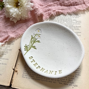 Personalised daisy hand formed handpainted clay dish / trinket dish / wildflower ring dish / jewellery dish / jewellery tray / hand speckled