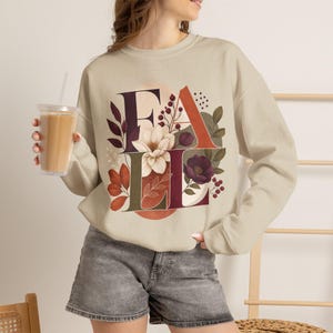 Moletom com iniciais florais de outono | Moletom gola redonda com monograma da letra FALE