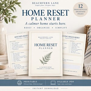 Puede incluir: Un planificador Home Reset de 12 páginas con una cubierta de color crema, una ilustración de helecho verde y texto azul oscuro. El planificador incluye listas de verificación para organizar la cocina y la sala, en formato PDF imprimible.
