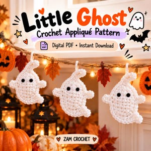 Pode incluir: Um padrão de crochê digital em PDF intitulado Little Ghost Crochet Appliqué Pattern apresentando três fantasmas brancos de crochê com olhos pretos pendurados em uma corda ao lado de abóboras de feltro e folhas de outono.