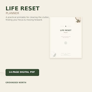Può includere: Un planner digitale in PDF da 14 pagine intitolato LIFE RESET PLANNER. La copertina presenta uno sfondo color crema con testo verde scuro, una piccola illustrazione di un anello di tronco in alto a destra e un disegno di una foglia in basso.