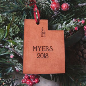 Adorno navideño de cuero personalizado / Regalo personalizado para una casa nueva / Adorno personalizado de Utah / Regalo personalizado con un mapa / Regalo de cierre de agente inmobiliario