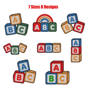 Pode incluir: Oito emblemas bordados com blocos do alfabeto com as letras A, B e C em várias disposições, cores e configurações. O texto 7 Sizes 8 Designs está impresso a vermelho no topo. Cada bloco tem um centro branco e uma borda colorida.