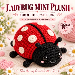 Könnte beinhalten: Ein gehäkeltes Marienkäfer-Stofftier mit rotem Körper, weißen Punkten und schwarzem Kopf. Der Text lautet LADYBUG MINI PLUSH CROCHET PATTERN BEGINNER FRIENDLY DIGITAL PDF und The Cozy Creative Crafts. Das Design umfasst kleine schwarze Fühler.