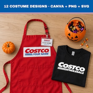 Puede incluir: Un delantal rojo con el logotipo de Costco en blanco y un portaetiquetas, una camiseta negra con el logotipo de Costco Wholesale en blanco, un cubo de calabaza naranja con dulces y una pequeña calabaza sobre una superficie de madera.