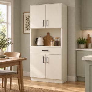 Puede incluir: Una alacena de cocina alta en color blanco roto con dos puertas superiores, un estante central abierto, un cajón y dos puertas inferiores. Cada puerta y el cajón cuentan con tiradores delgados de metal en color negro mate.