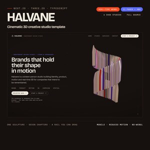 以下が含まれることがあります： クリエイティブスタジオHalvaneのウェブサイトインターフェース。ダークな背景に白いテキストが配置されています。「Brands that hold their shape in motion」というタイトルの横に、垂直なカラフルなスラットで構成された抽象的な3D彫刻が表示されています。