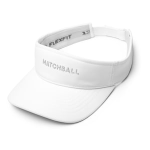 Könnte beinhalten: Ein weißes Visier mit dem Wort MATCHBALL, das in hellgrauem Garn auf die Vorderseite gestickt ist. Das Innenband enthält den in Grau gedruckten Text FLEXFIT. Das Visier hat einen gebogenen Schirm und einen verstellbaren Riemen.