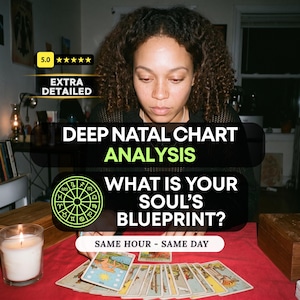 Puede incluir: Un gráfico digital con el texto DEEP NATAL CHART ANALYSIS WHAT IS YOUR SOUL'S BLUEPRINT? SAME HOUR - SAME DAY, un icono de rueda zodiacal y una persona con cabello rizado mirando una fila de cartas del tarot sobre una superficie roja.