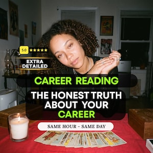 Puede incluir: Una persona con cabello castaño rizado se sienta detrás de un paño rojo con una fila de cartas del tarot y una vela encendida. Los textos dicen: 5.0 estrellas, EXTRA DETAILED, CAREER READING, THE HONEST TRUTH ABOUT YOUR CAREER, SAME HOUR - SAME DAY.