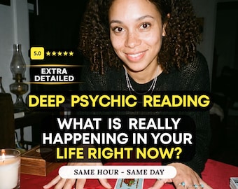 Puede incluir: Una persona con cabello rizado viste un suéter negro detrás de una mesa roja con cartas de tarot. El texto dice: 5.0 estrellas, EXTRA DETAILED, DEEP PSYCHIC READING, WHAT IS REALLY HAPPENING IN YOUR LIFE RIGHT NOW?, SAME HOUR - SAME DAY.